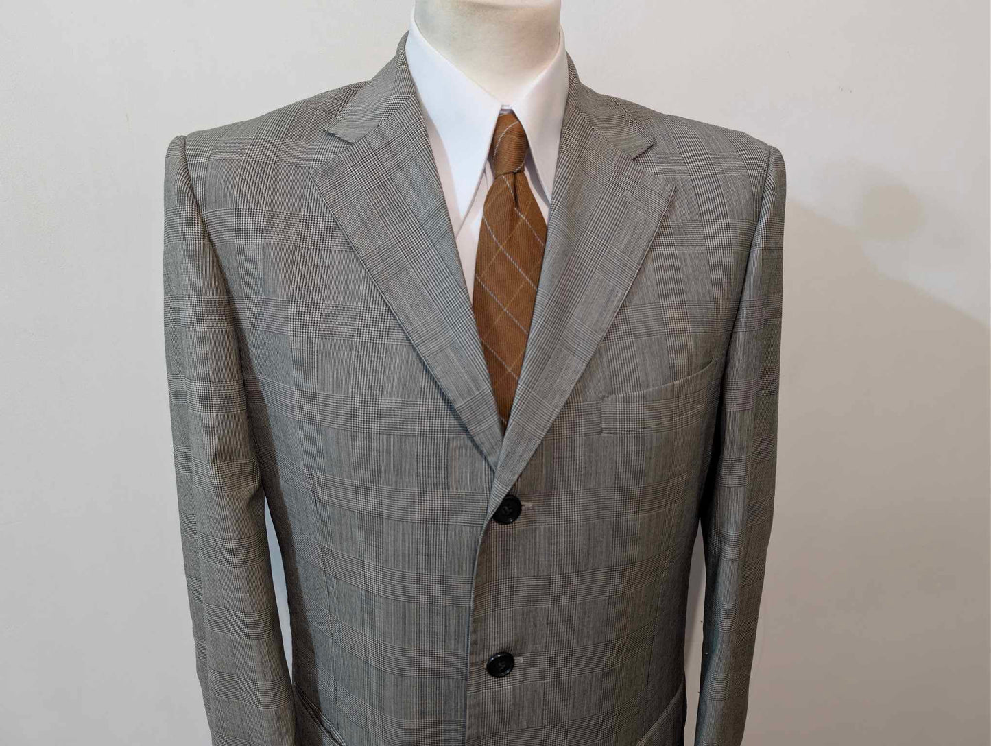 Classique costume de couleur gris en laine