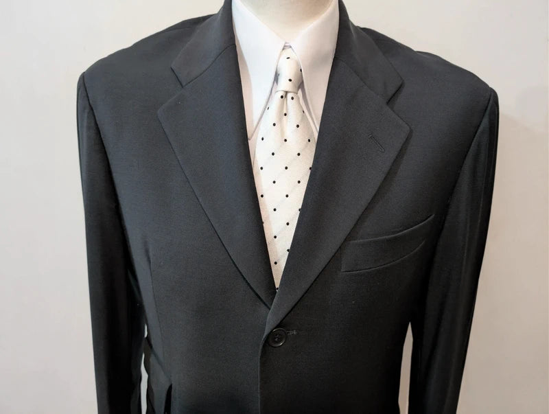 Klassischer schwarzer Anzug aus kalter Wolle