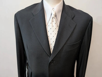 Klassischer schwarzer Anzug aus kalter Wolle