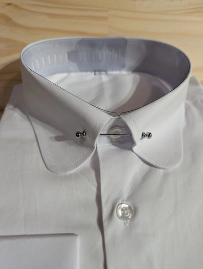 Round collar shirt with pin