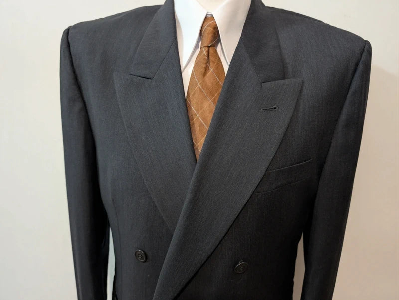 Élégant costume croisé gris en laine