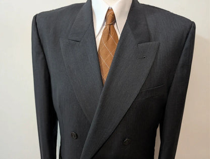 Élégant costume croisé gris en laine