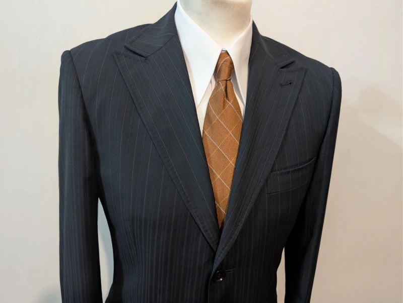 Schöner Nadelstreifenanzug aus Wolle