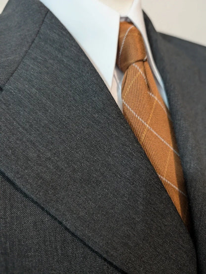 Klassischer grauer Wollanzug