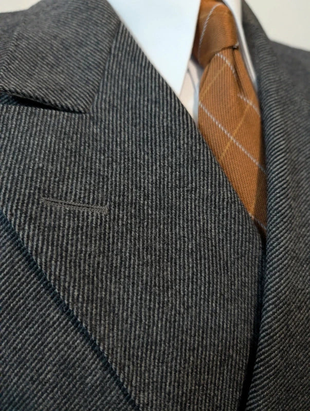 Schöner grauer Zweireihermantel aus Wolle