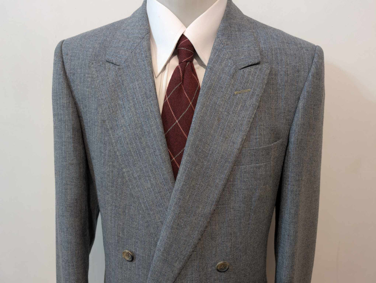 Gentille costume croisé pinstripe en flanelle lourde