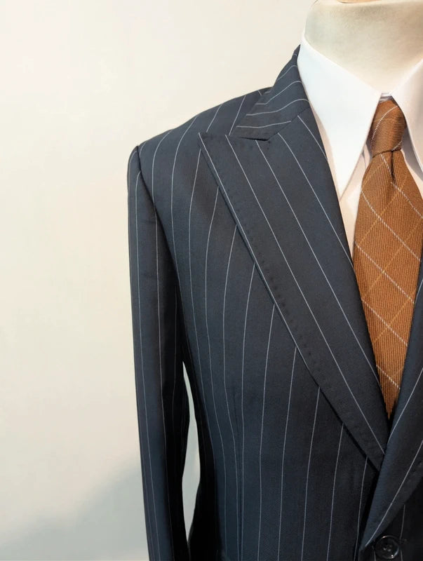 Geheimnisvolles Nadelstreifenkostüm aus Wolle