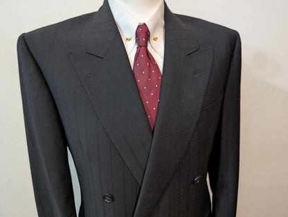 Sombre costume croisé noir en laine