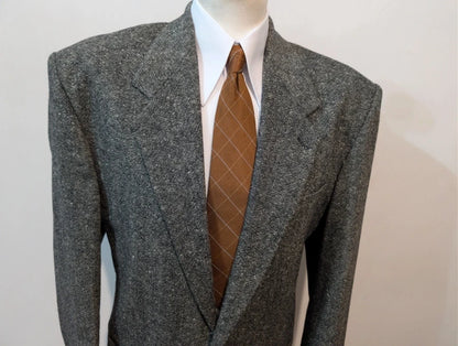 Hervorragender grauer Tweedanzug
