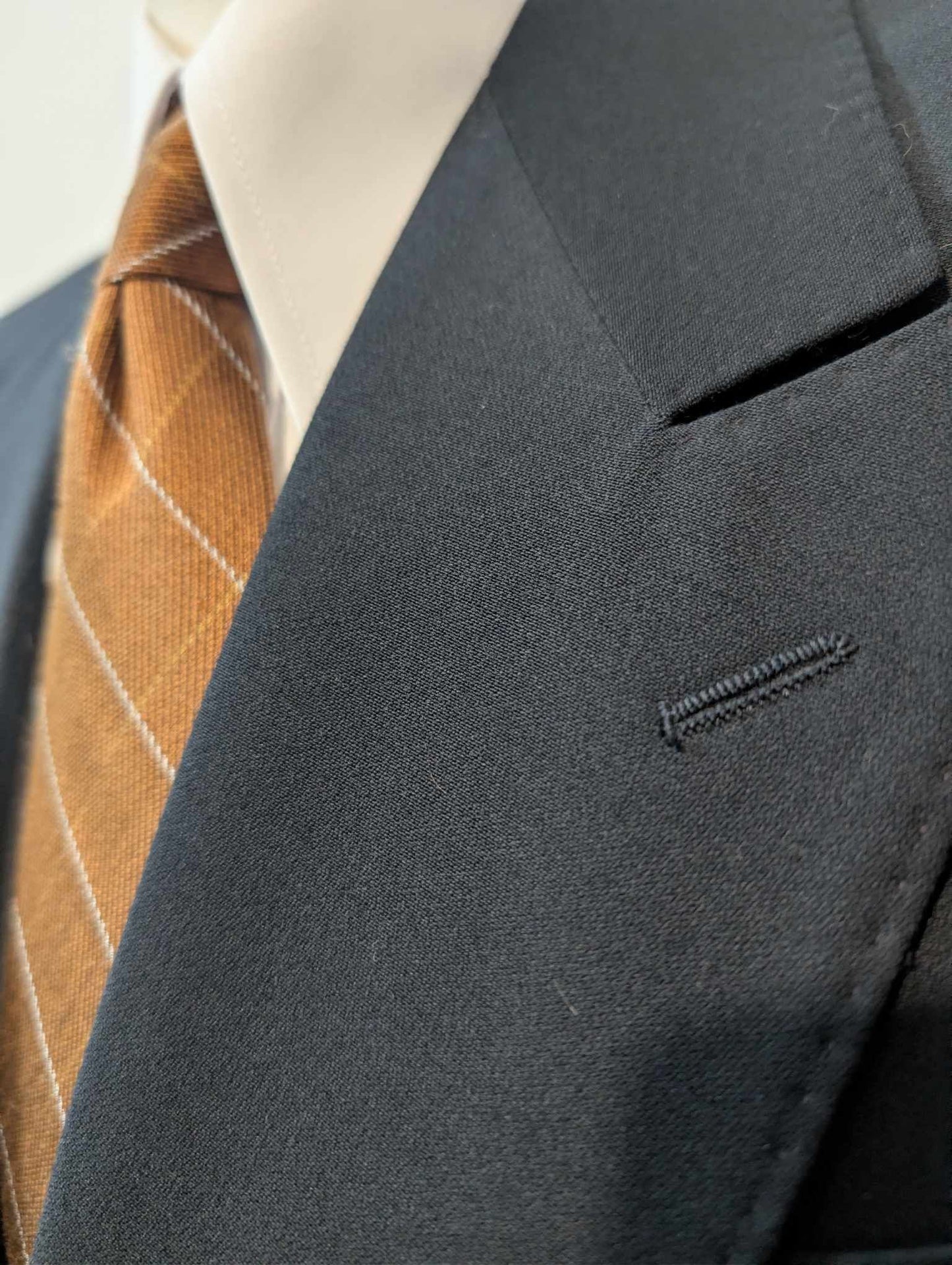 Élégant costume croisé bleu marine en laine