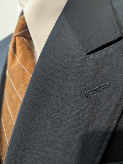 Élégant costume croisé bleu marine en laine