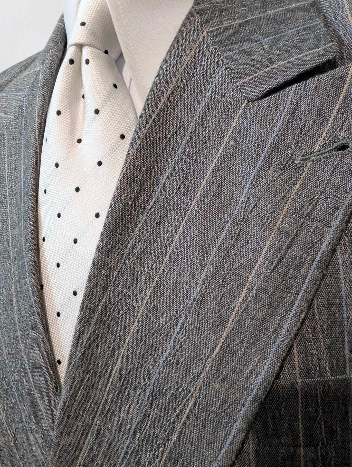 Außergewöhnlicher, zweireihiger Nadelstreifenanzug aus Leinen