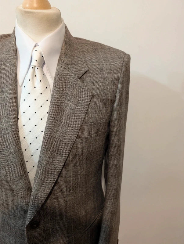 Ausgezeichneter brauner Flanellanzug