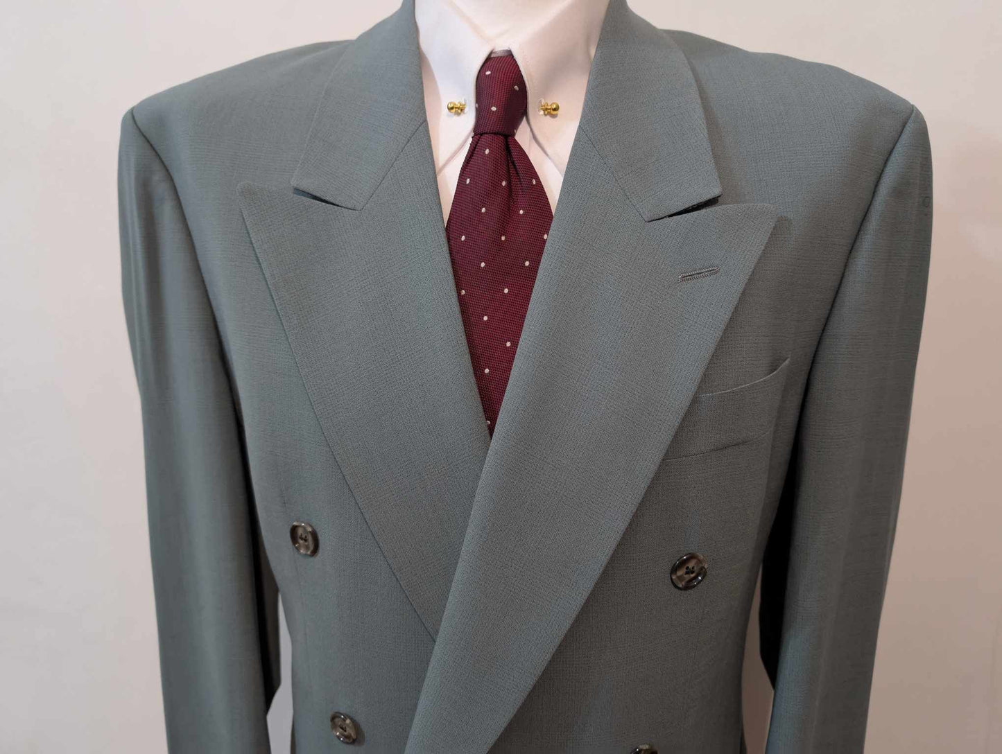 Élégant costume croisé de couleurs gris bleu en laine