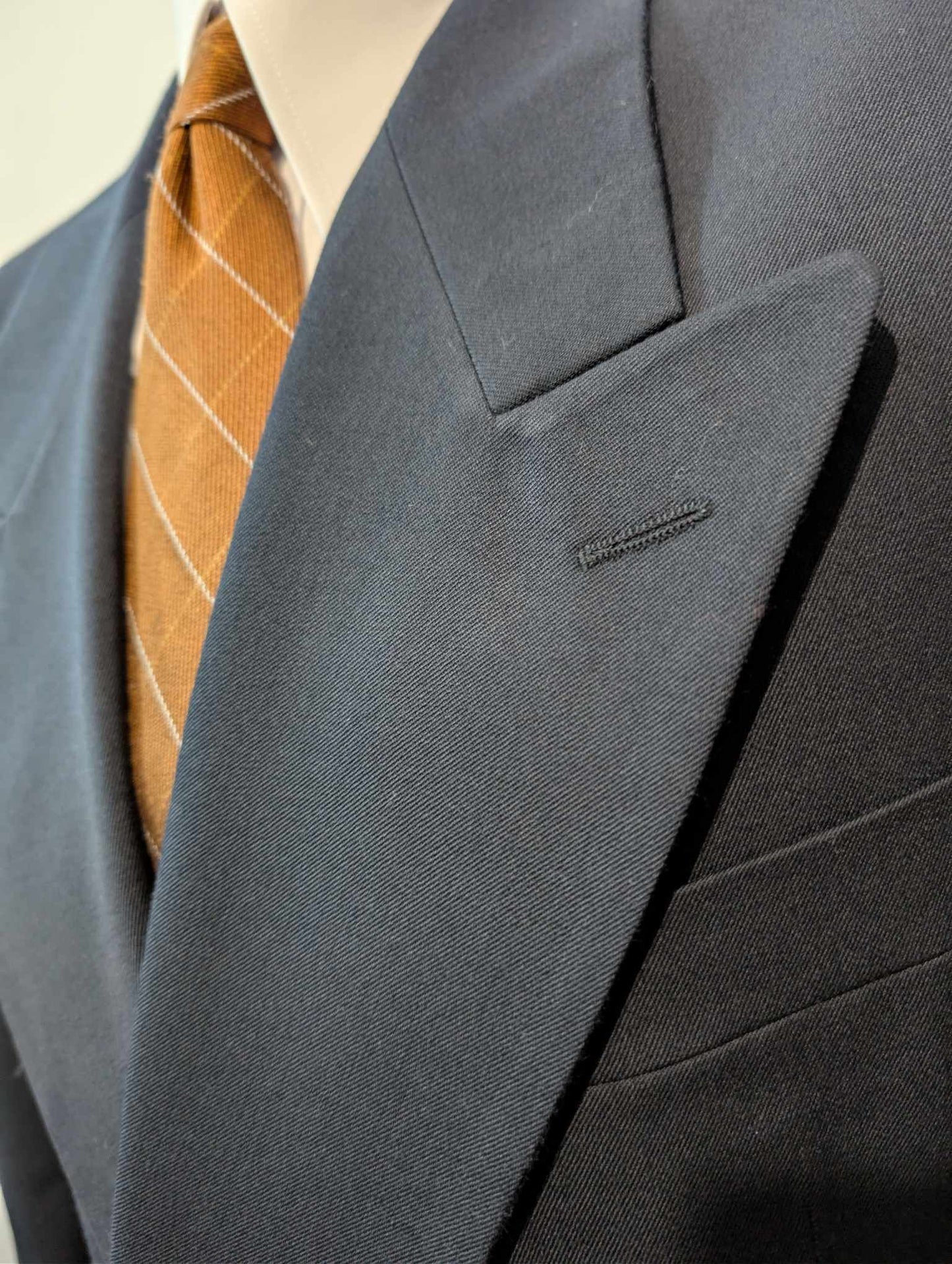 Mystérieux costume croisé de couleur bleu en laine