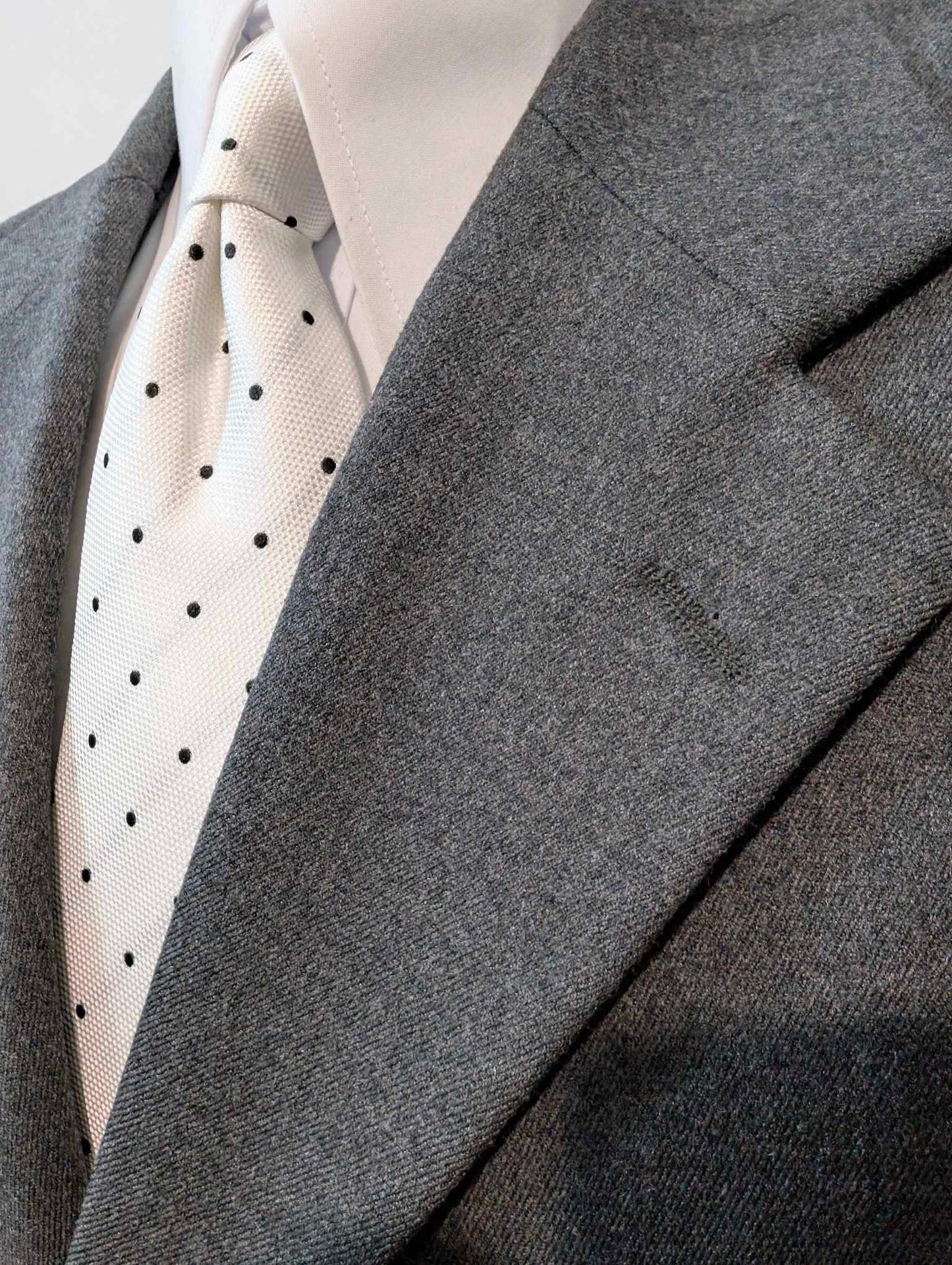 Einfacher grauer Flanellanzug