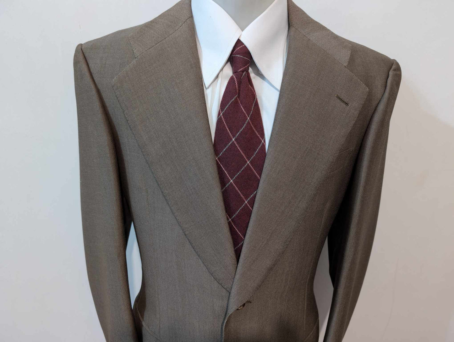 Gentil costume de couleur marron en laine