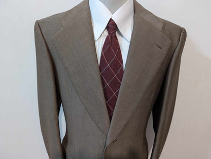 Gentil costume de couleur marron en laine