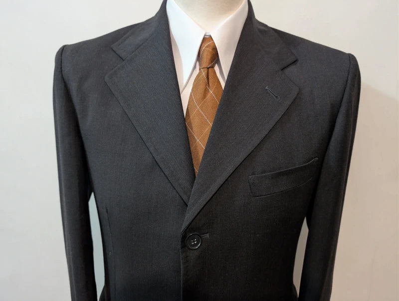 Klassischer grauer Wollanzug