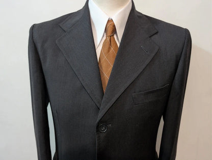 Klassischer grauer Wollanzug