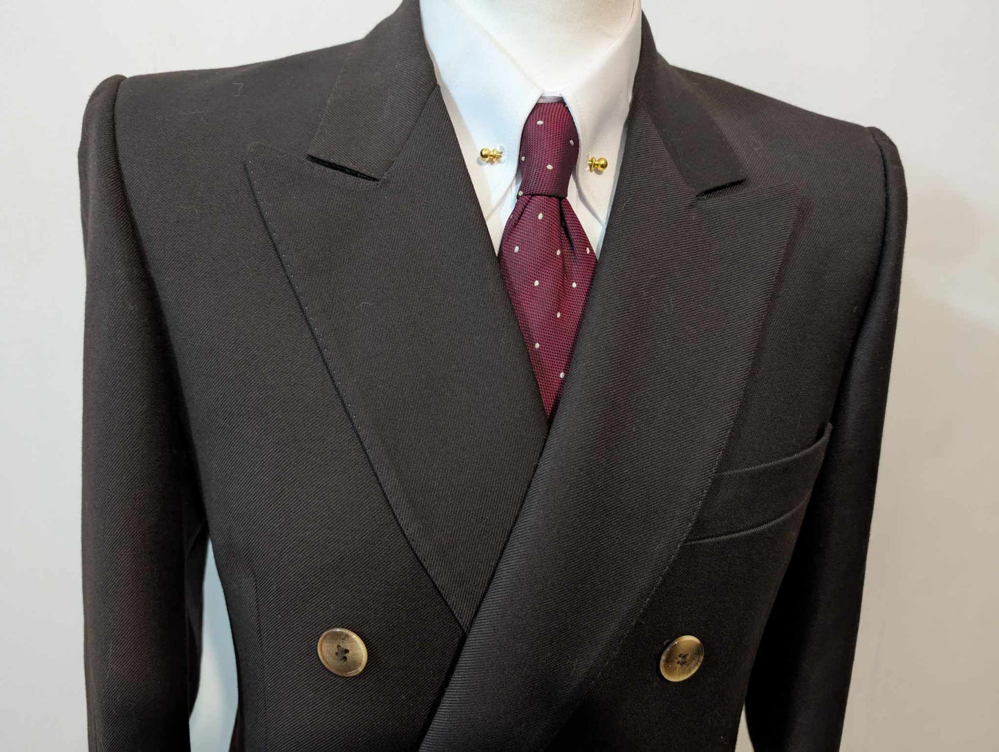 Gentille costume croisé de couleurs marron en laine