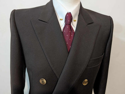 Gentille costume croisé de couleurs marron en laine