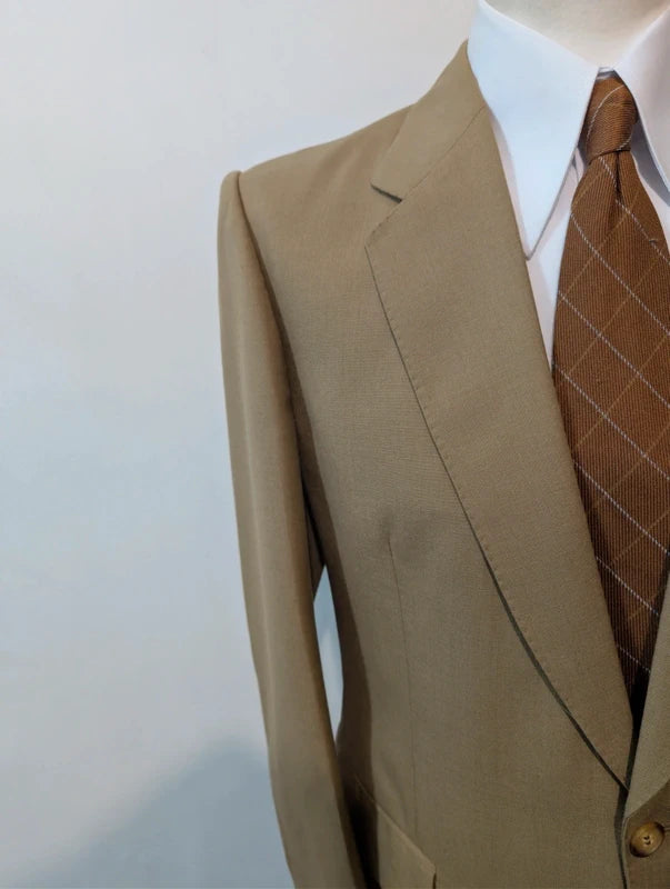 Toller beigefarbener Anzug aus kühler Wolle