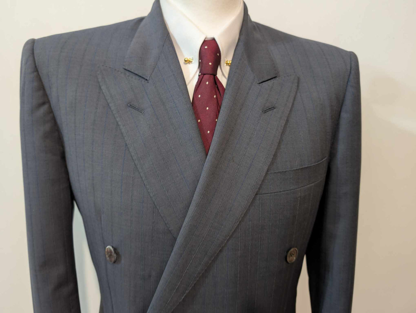 Fabuleux costume croisé a rayure en laine légère