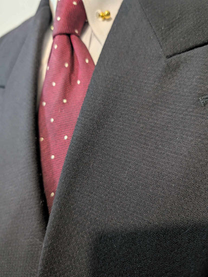 Sombre costume croisé noir en laine