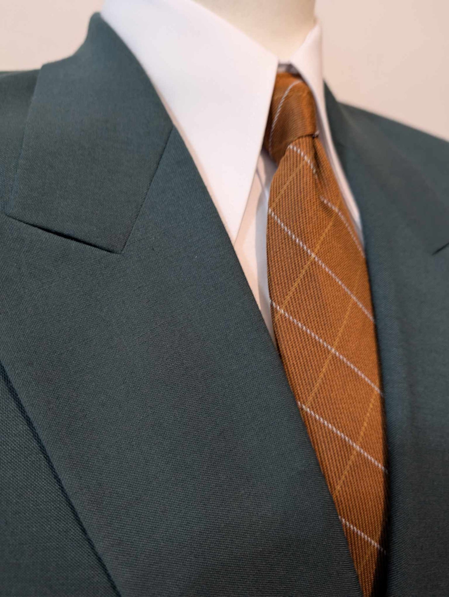 Superbe costume croisé de couleur vert en laine froide