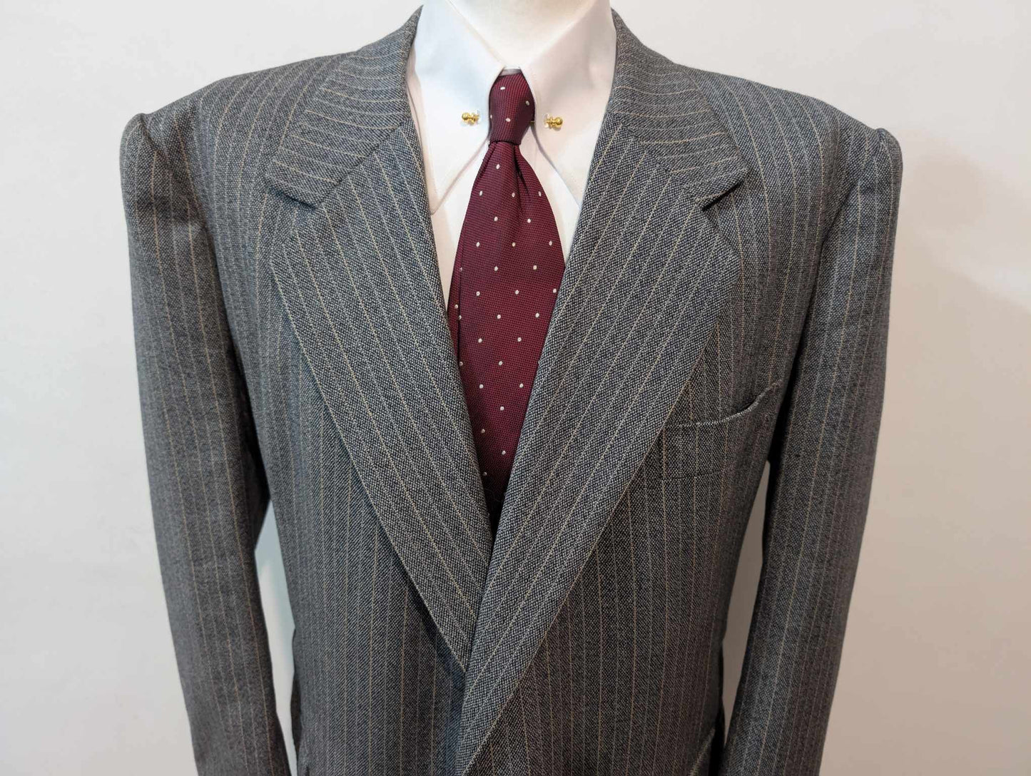 Gigantesque costume pinstripe bespoke