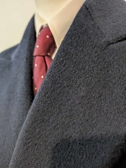 Formidable manteau croisé de couleur bleu marine