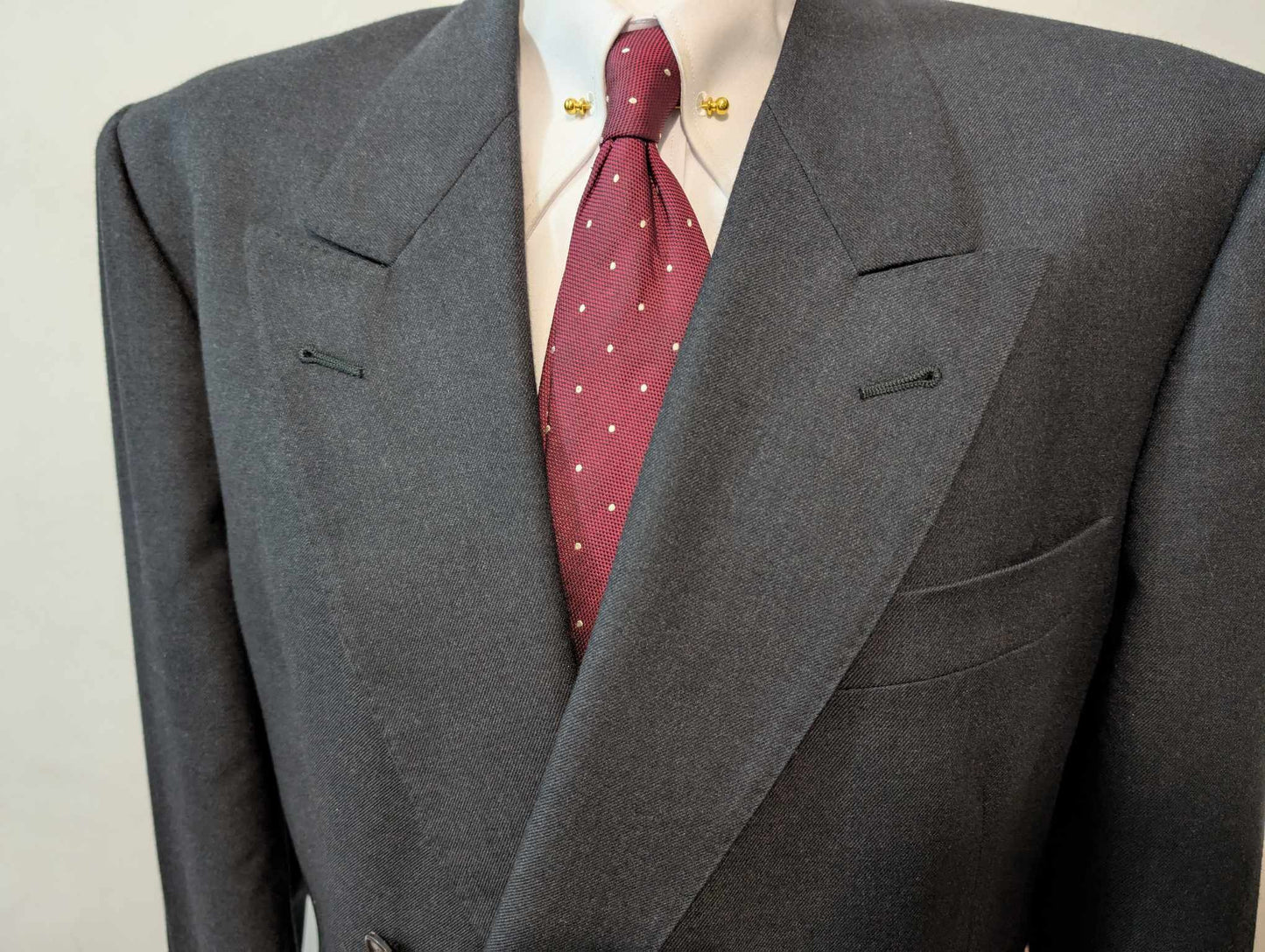 Sombre costume croisé gris en flanelle de laine