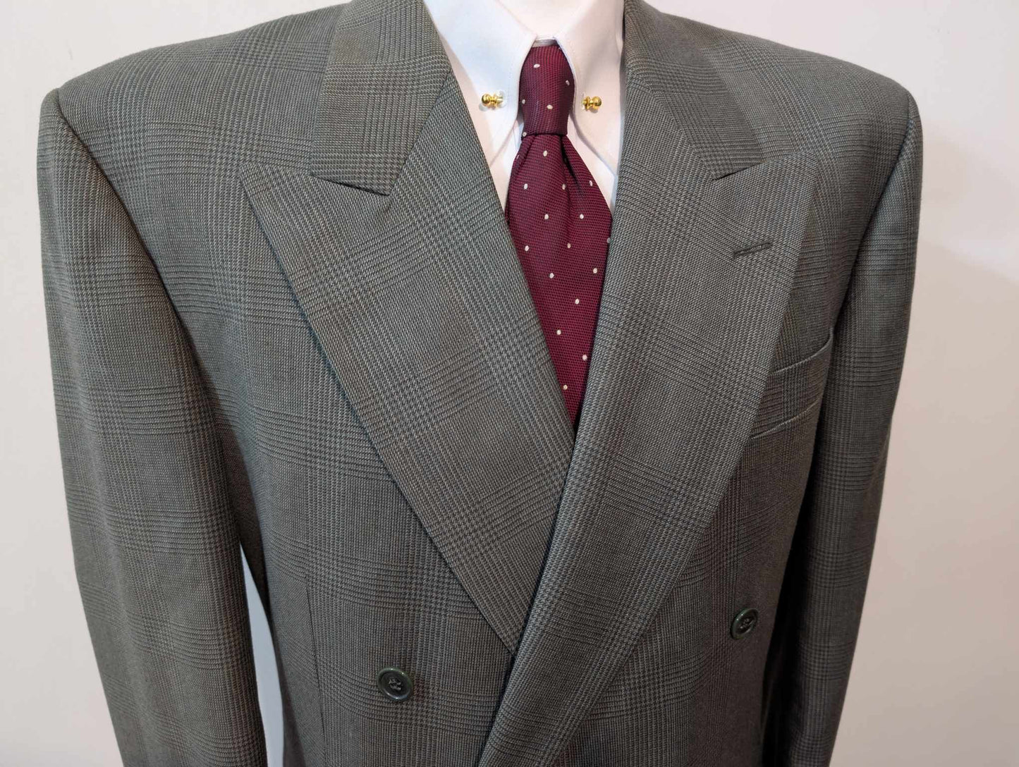 Élégant costume croisé de couleurs gris vert en prince de Galles