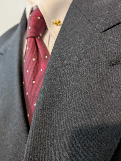 Élégant costume croisé gris en flanelle