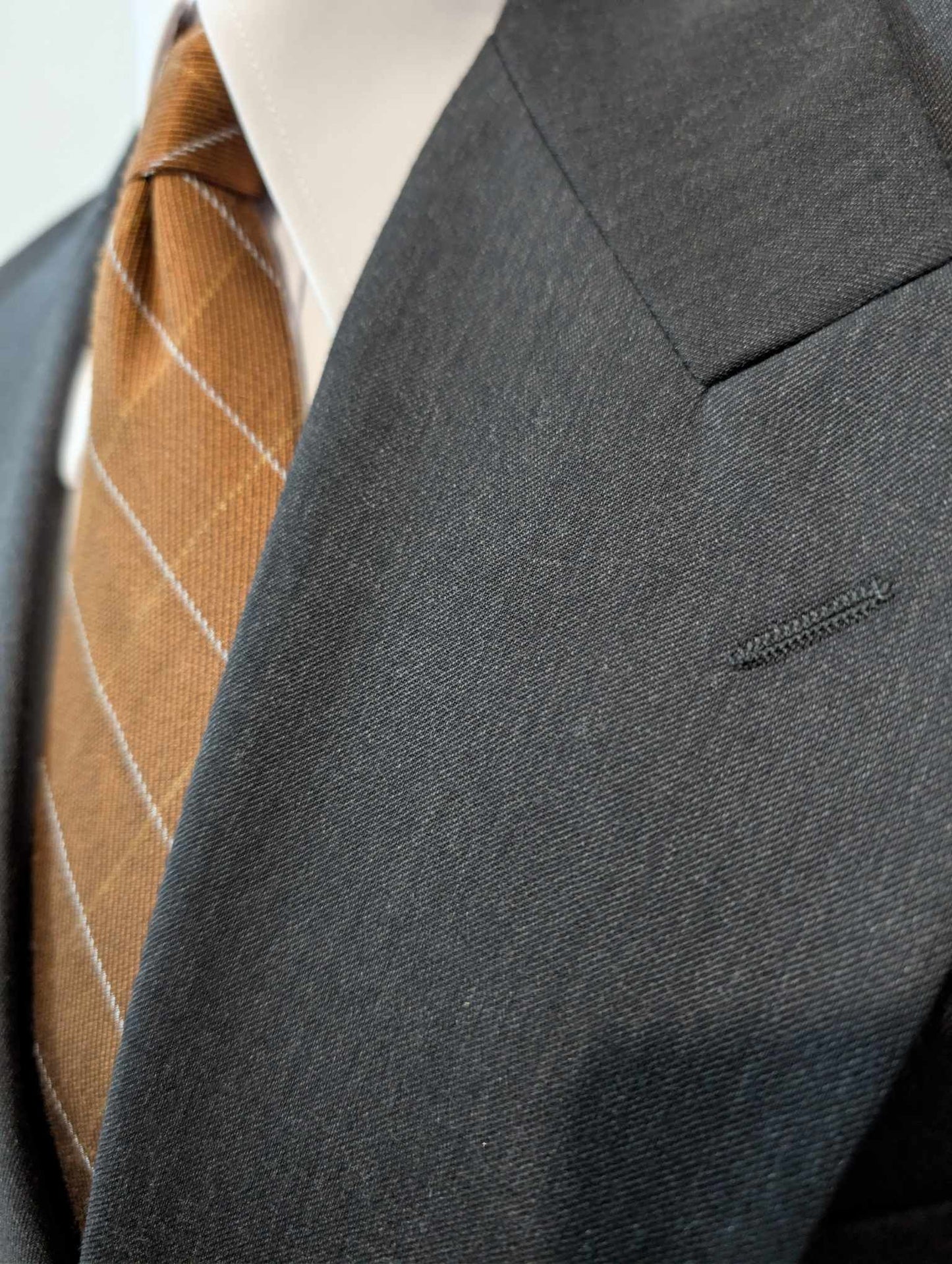 Élégant costume croisé gris en laine