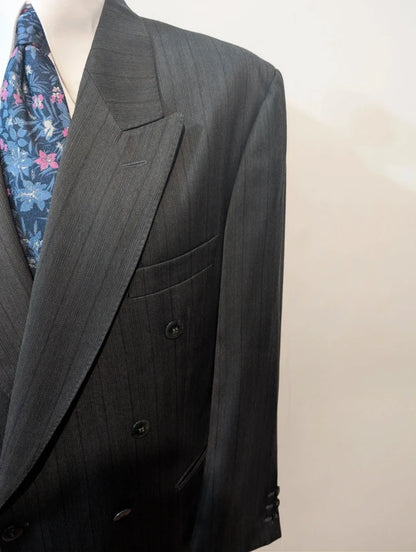 Eleganter zweireihiger Anzug aus Wolle