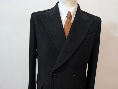 Schöner schwarzer Polomantel