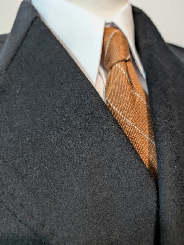 Eleganter schwarzer Wollpolomantel