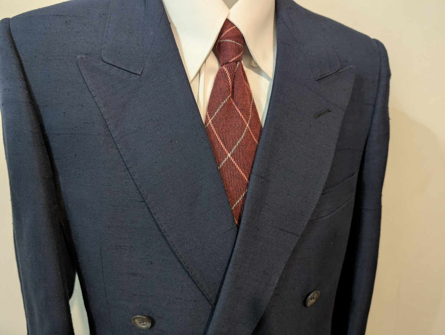 Notable costume croisé de couleur bleu marine en soie