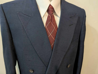 Notable costume croisé de couleur bleu marine en soie