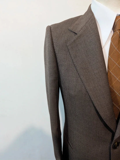 Schöner brauner Wollanzug