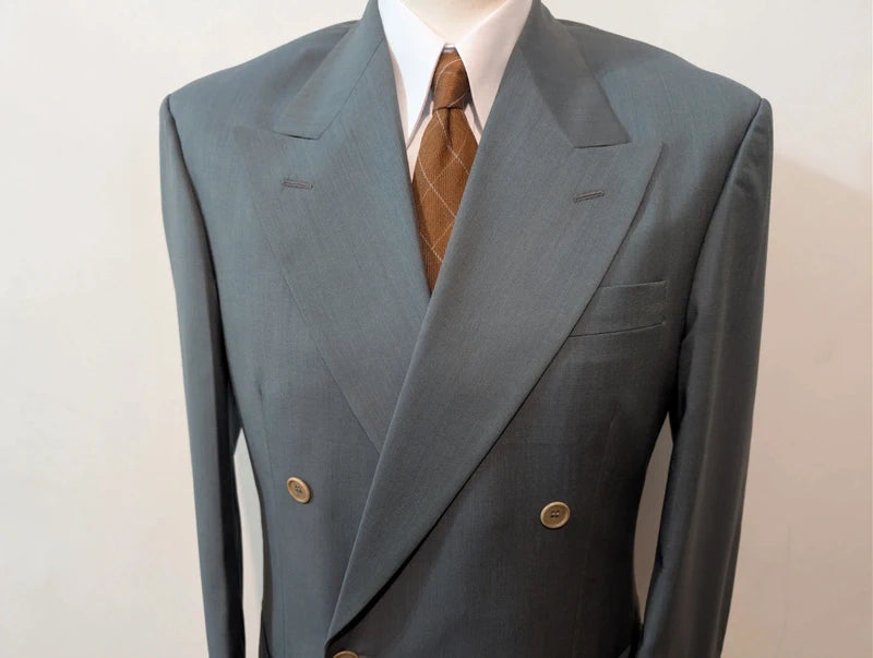 Leichter, zweireihiger blauer Anzug aus heller Wolle