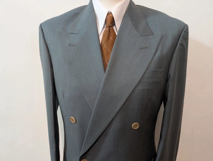 Leichter, zweireihiger blauer Anzug aus heller Wolle