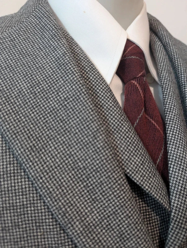 Atemberaubender dreiteiliger grauer Hahnentrittanzug