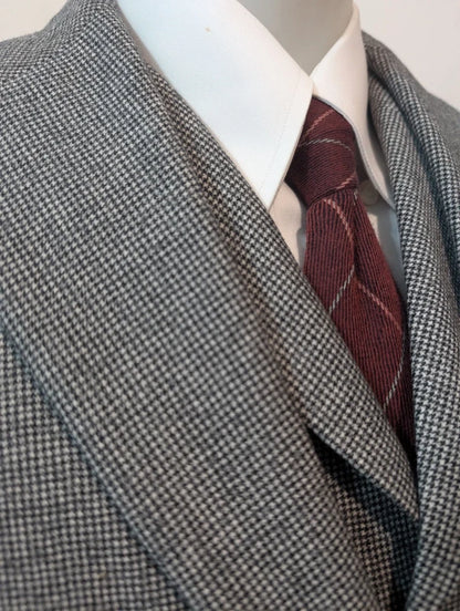 Atemberaubender dreiteiliger grauer Hahnentrittanzug