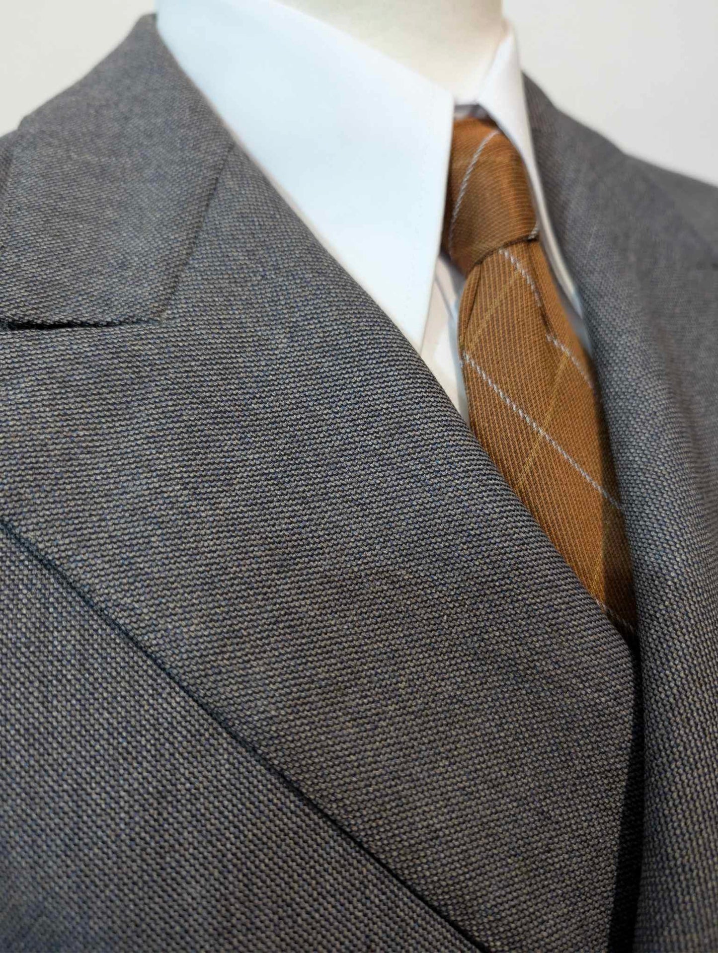 Außergewöhnlicher, zweireihiger grauer Wollanzug