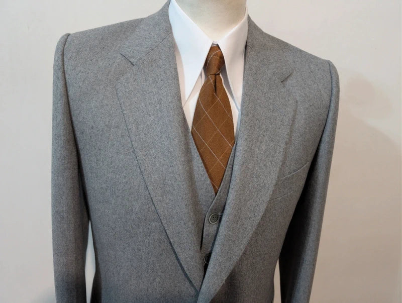 Prächtiger dreiteiliger grauer Wollflanellanzug