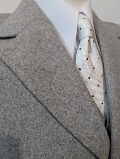 Hellgrauer, dreiteiliger Anzug aus schwerem Flanell