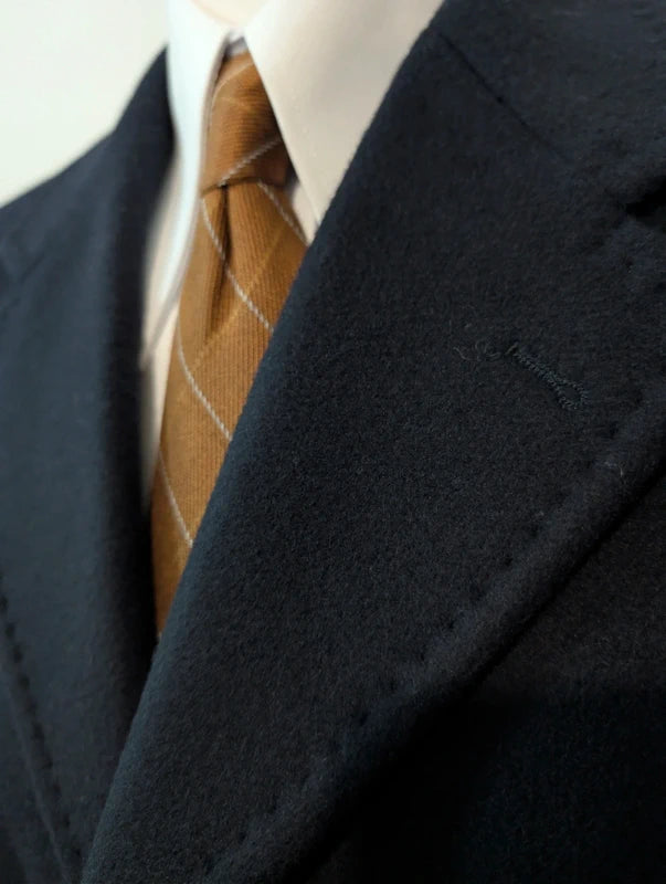 Schöner marineblauer Wollmantel